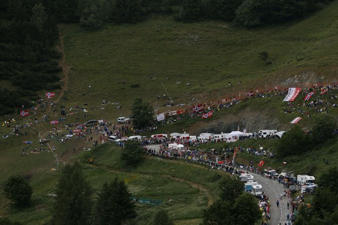 Lo spettacolo dell'Alpe d'Huez, la tappa simbolo del Tour del centenario. Afp
